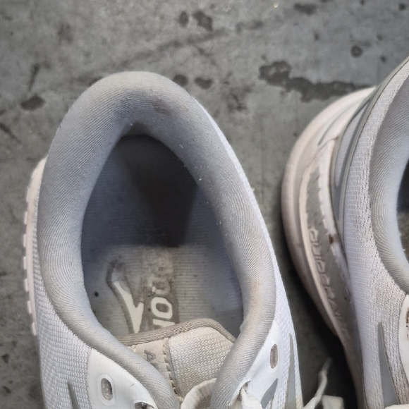 Brooks Women White Sneakers 7.5 - Picture 4 of 11